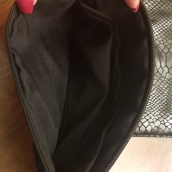 $5 ITEM. Michael Kors wallet MUST BE BUNDLED WITH AT LEAST 2 OTHER ITEMS - Picture 6 of 8